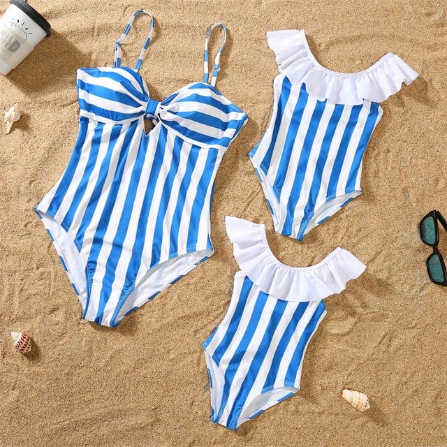 Vêtement de bain bébé fille, chic et confortable pour la plage. Idéal pour les vacances en famille.