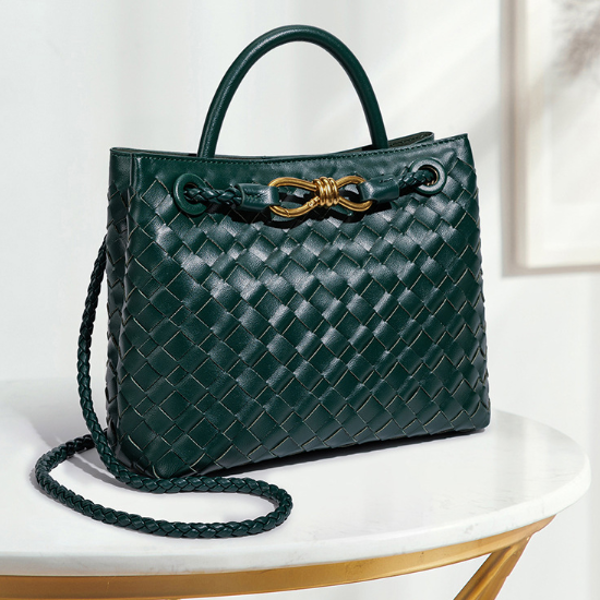Sac à épaule tressé pratique et chic, cuir vegan, pour femme élégante.