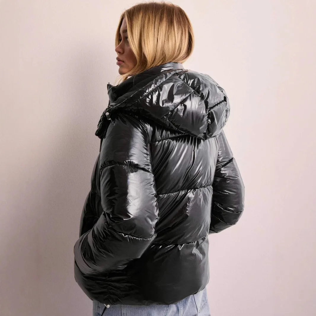 Doudoune courte brillante à capuche pour femme, style urbain. Blouson chaud et mode, parfait pour la saison froide.