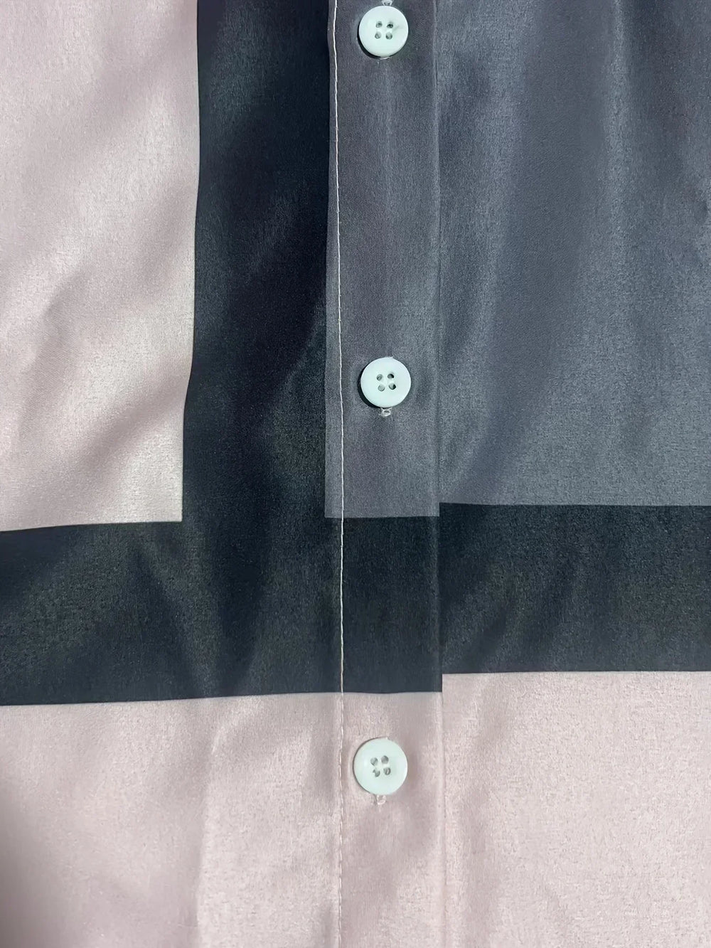 Robe chemise géométrique femme, coupe fluide, style chic décontracté pour bureau ou tenue quotidienne.