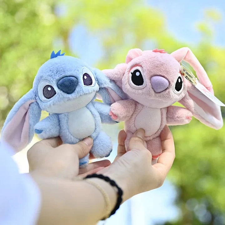 Porte-clés peluche Stitch adorable, souriant, accessoire fantaisie pour sac à dos enfant ou collectionneur.