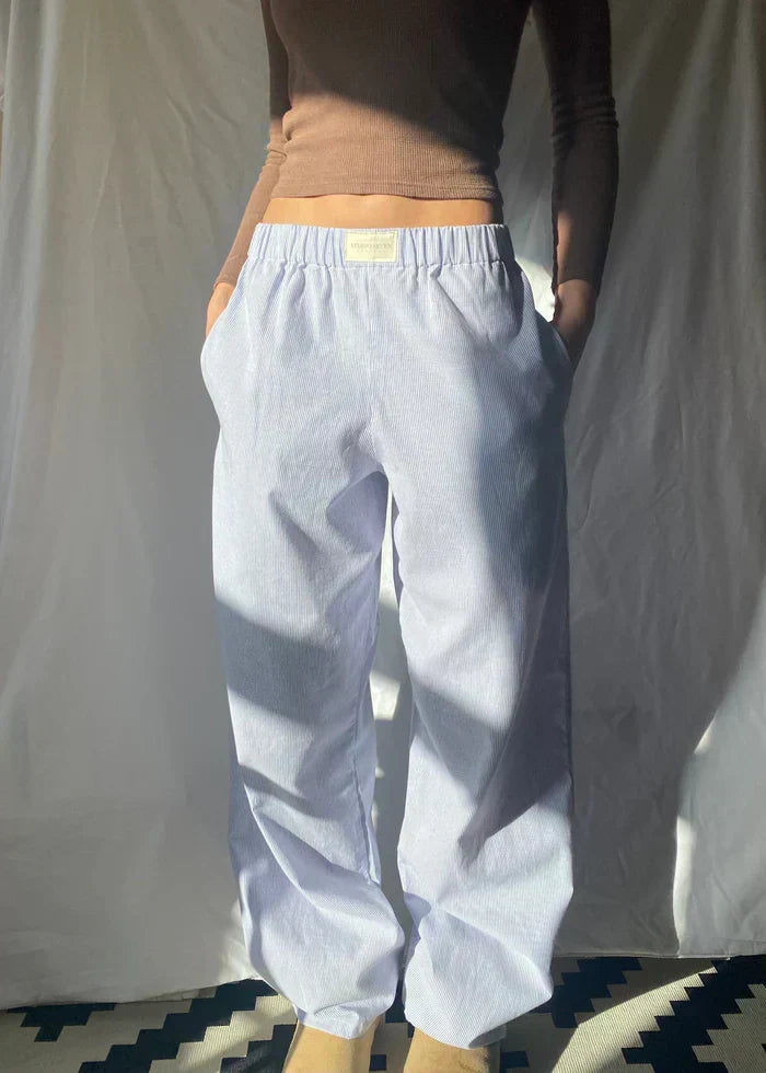 Pantalon large rayé femme, taille élastique, parfait pour un look décontracté chic.