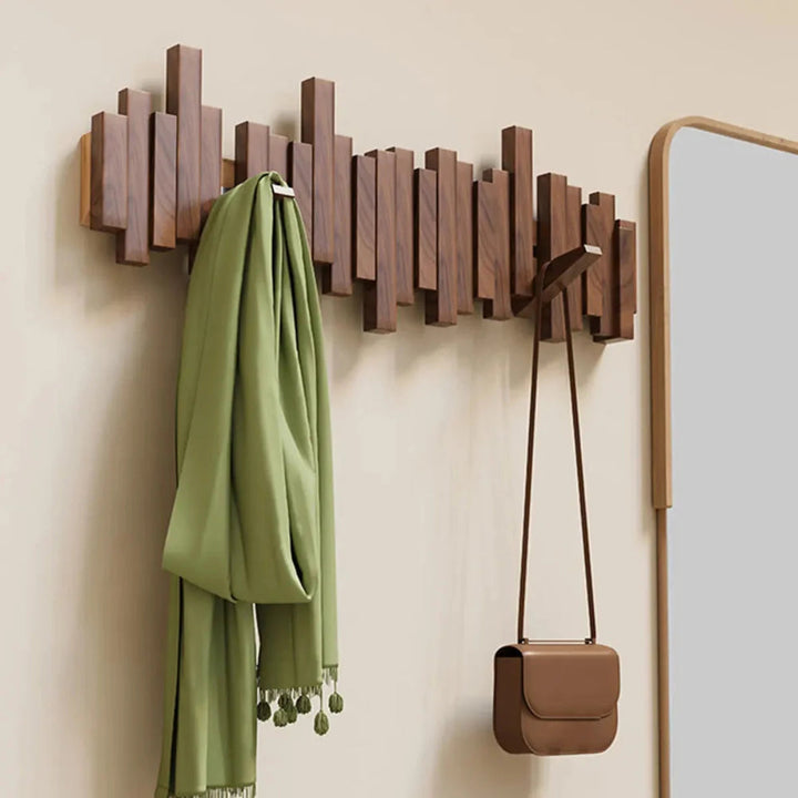 Porte-manteau mural élégant en bois de hêtre installé dans une entrée moderne, organisation et style.