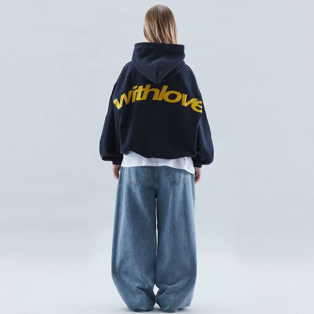 Sweat à capuche femme minimaliste gris pour un style urbain et confort décontracté quotidien.