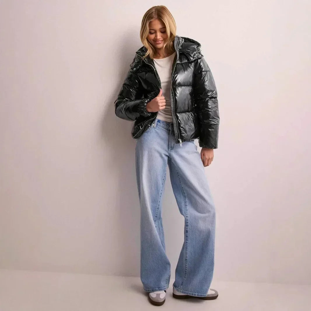 Veste d'hiver courte et chaude pour femme, finition brillante. Idéale pour affronter le froid avec style.