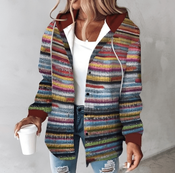 Manteau femme élégant et chaud à imprimé raffiné, avec capuche. Idéal pour la mode hivernale chic.