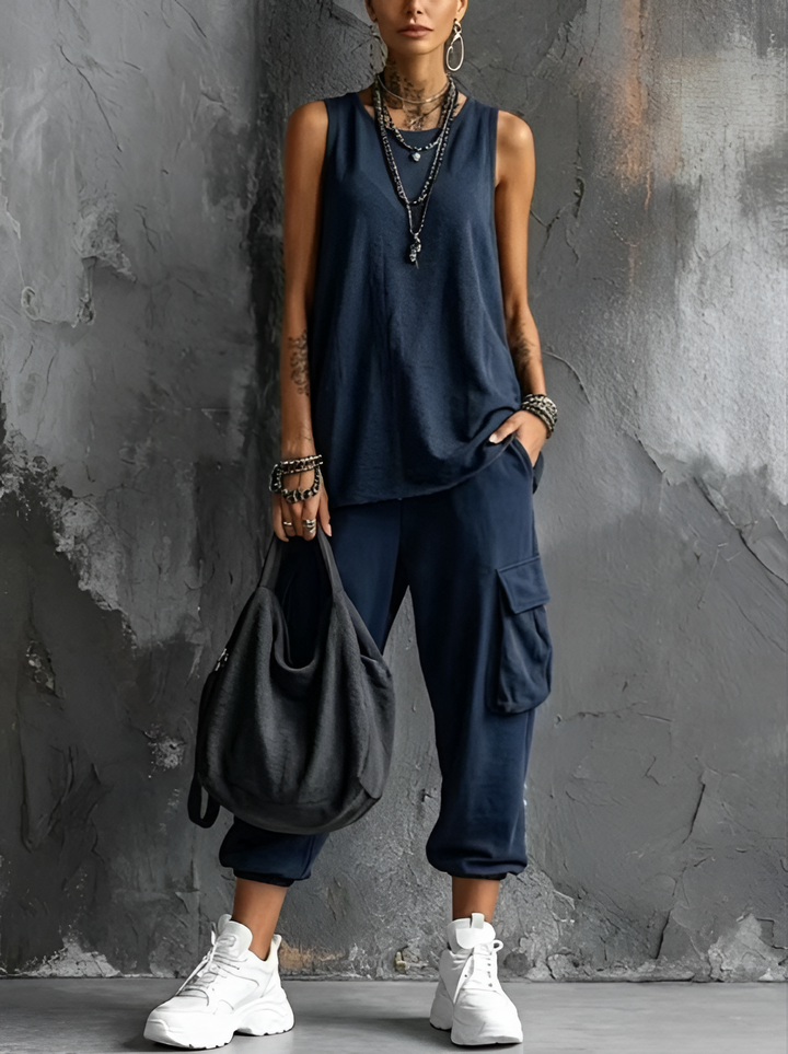 Femme portant un ensemble léger : top sans manches et pantalon cargo confortable, idéal pour les loisirs.