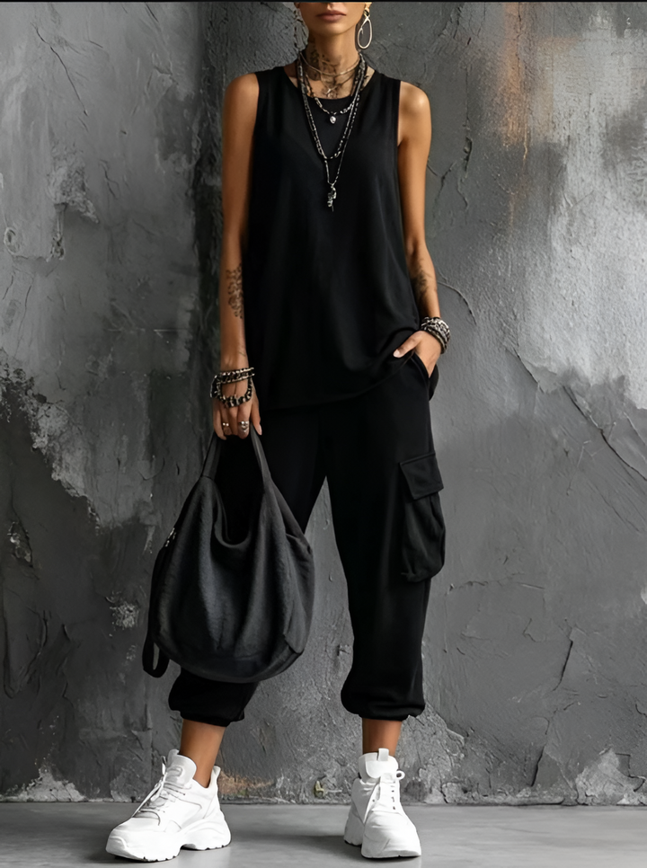 Ensemble femme printemps-été, top sans manches chic et pantalon cargo polyvalent pour un look moderne.