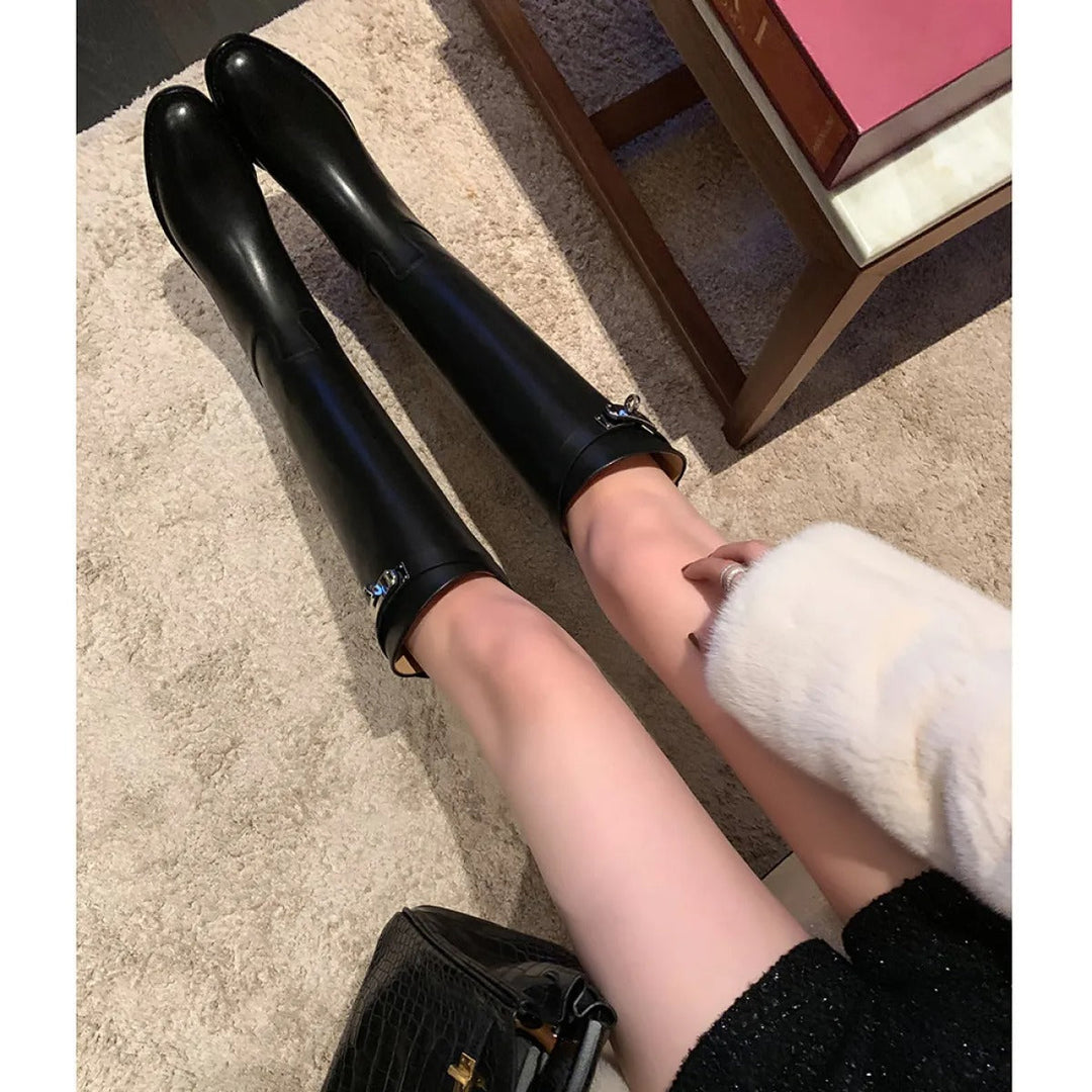 Botte femme décontractée à bout rond. Silhouette épurée et confort optimal. Chaussure polyvalente pour l'hiver.
