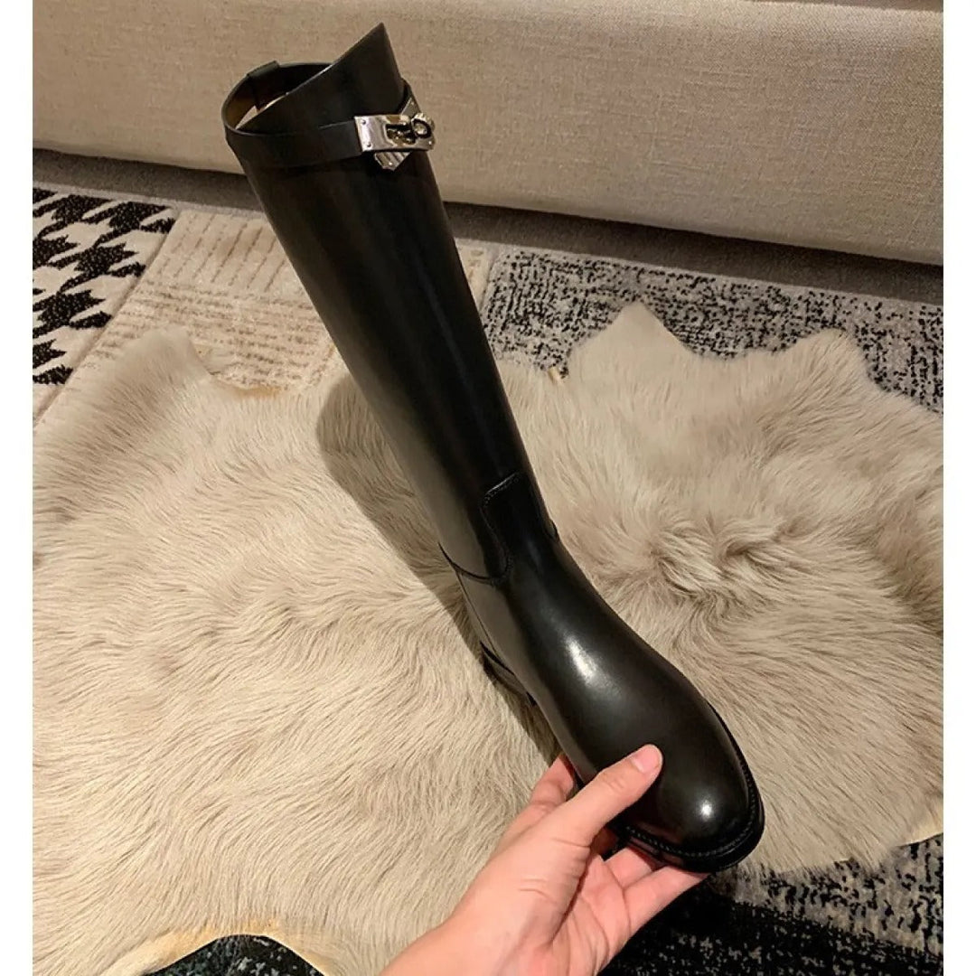Botte femme minimaliste et élégante à tige longue. Parfaite pour un look décontracté chic en automne-hiver.