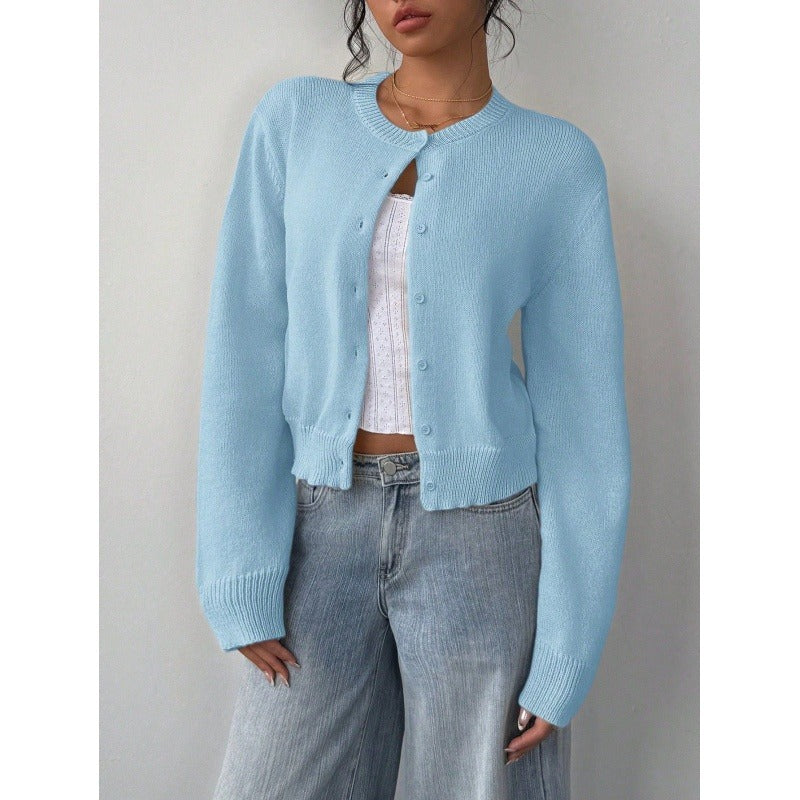 Cardigan femme chic, coupe courte slim, polyvalent pour une tenue décontractée élégante.