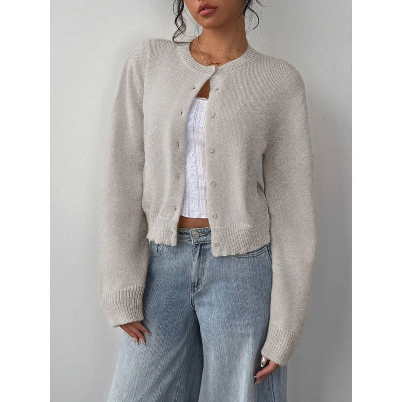 Cardigan féminin élégant, court et ajusté, idéal pour une superposition chic et moderne.