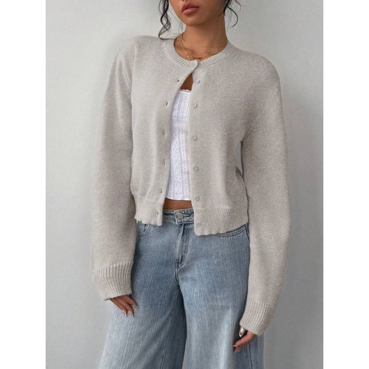 Cardigan féminin élégant, court et ajusté, idéal pour une superposition chic et moderne.