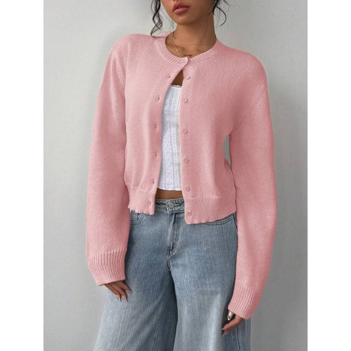 Style moderne avec ce cardigan femme, coupe slim courte, parfait pour l'automne.