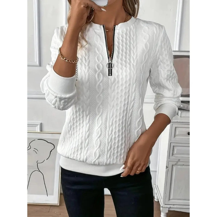Pull femme chic & confortable. Maille texturée, col zippé élégant. Un vêtement idéal pour un look décontracté ou sophistiqué.