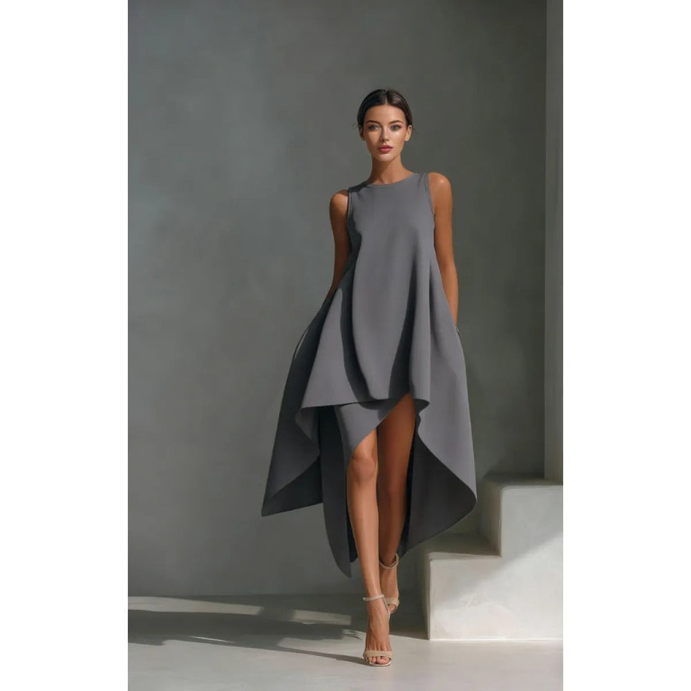 Modèle tendance de robe midi femme, coupe asymétrique et sans manches pour un look élégant et décontracté.