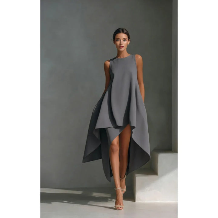 Modèle tendance de robe midi femme, coupe asymétrique et sans manches pour un look élégant et décontracté.