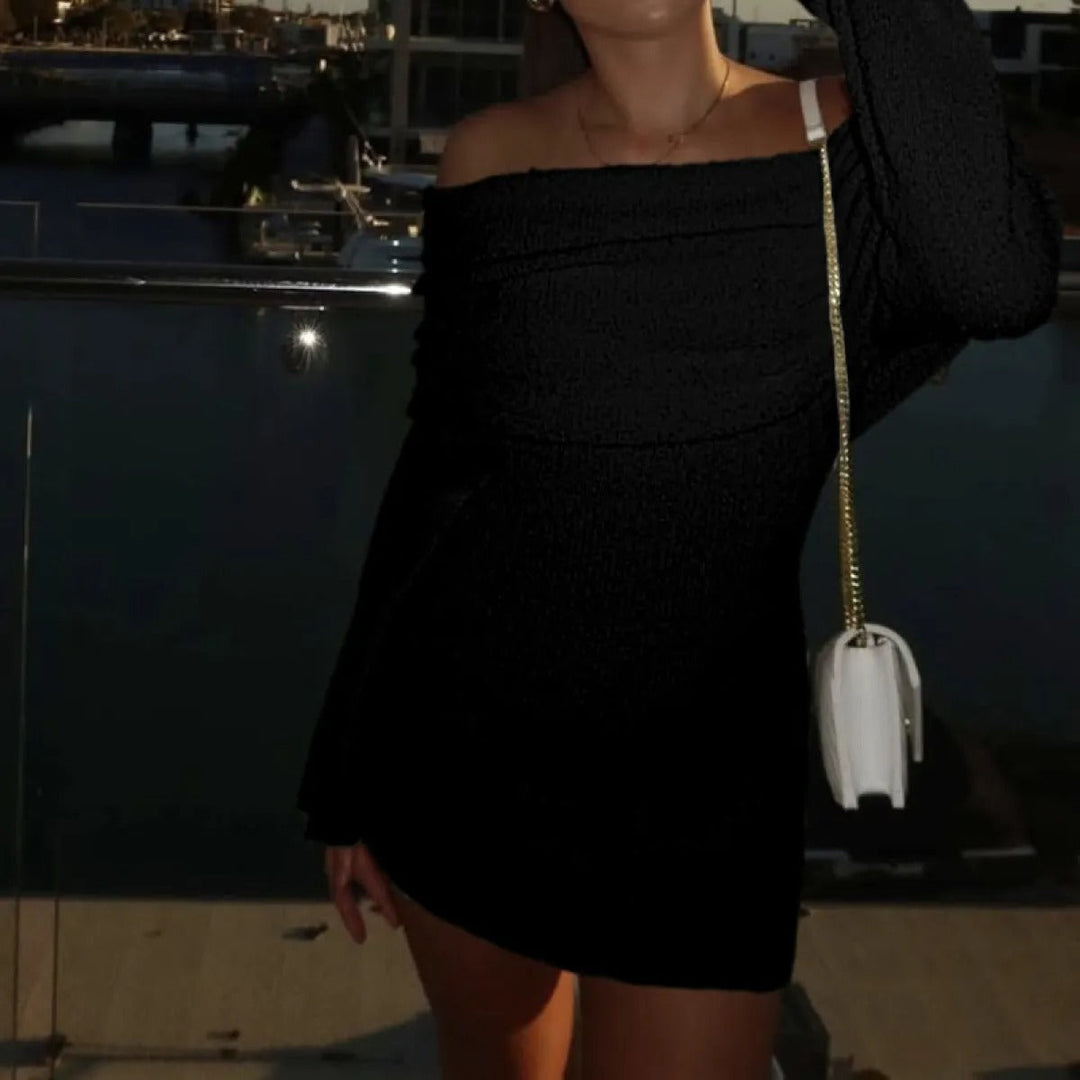 Tenue mode femme: mini robe ajustée chic, épaules dénudées, grand col et motifs ajourés.