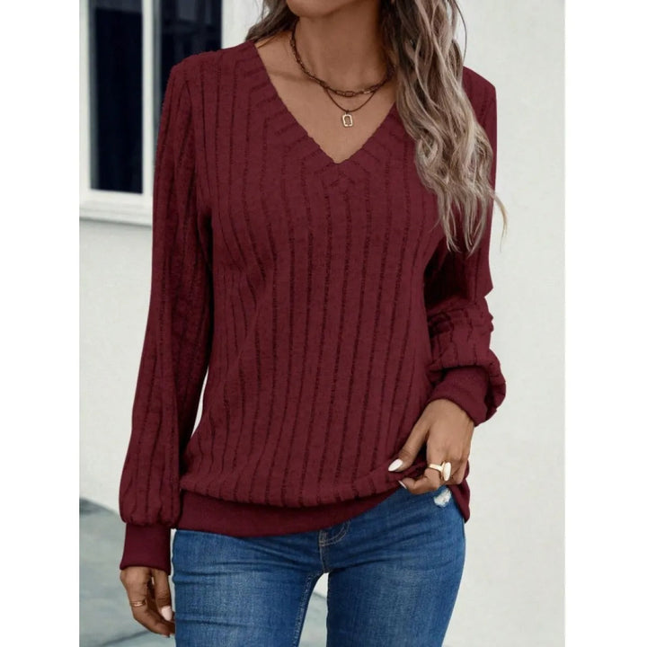 Top femme mode, col V et manches longues rayées, effet brossé élégant et décontracté.