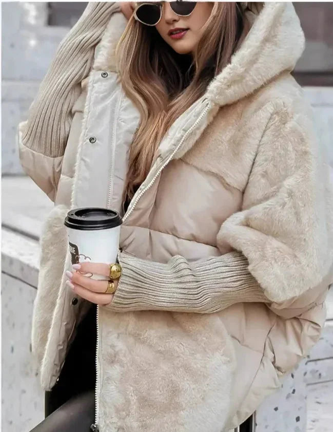 Doudoune chic femme à capuche fausse fourrure, coupe oversize et chaude, idéale pour l'hiver avec style.