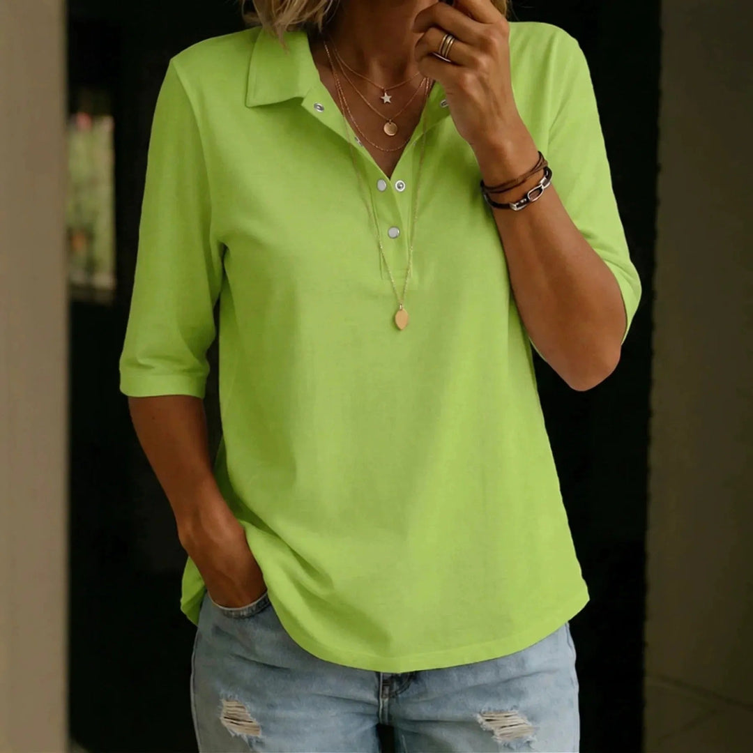 Blouse femme fluide décontractée avec col revers et manches 3/4, idéale pour un look casual chic.