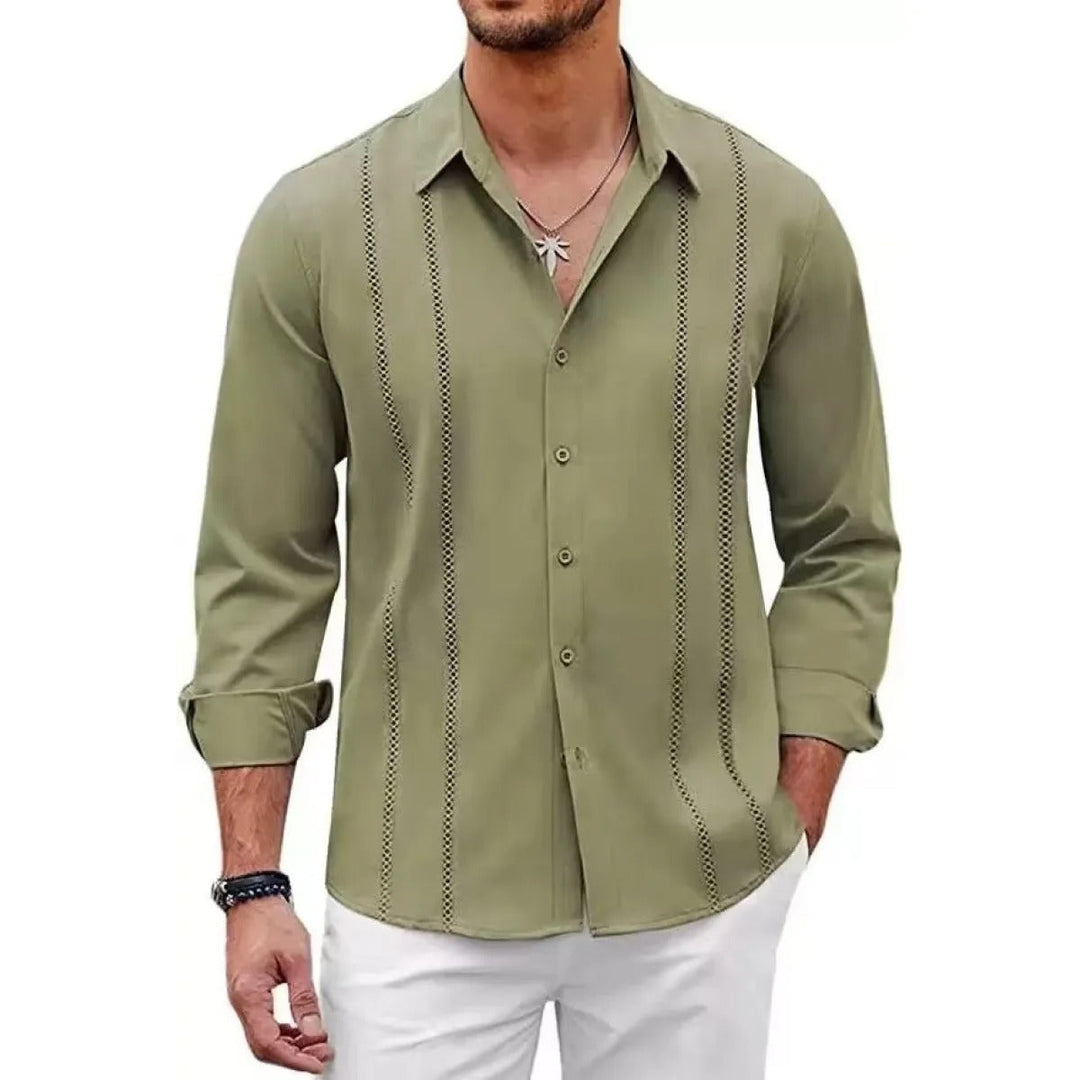 Chemise homme confortable coupe slim, tissu sans repassage facile d'entretien, style élégant et moderne.