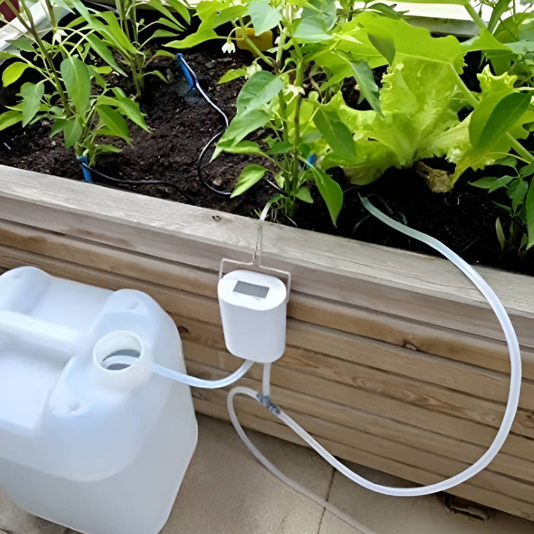 Kit d'irrigation autonome avec pompe et programmateur pour l'entretien facile des plantes de balcon. Gain de temps.