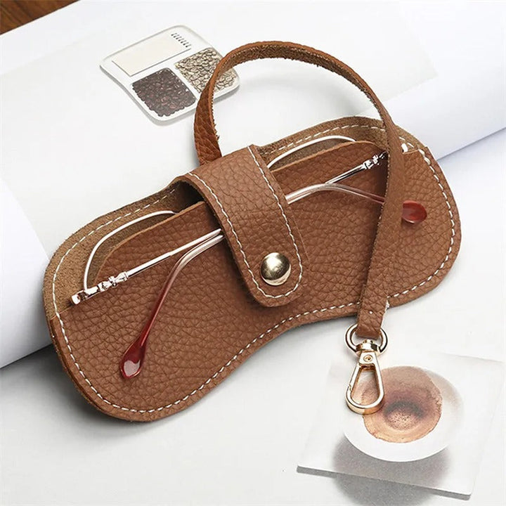 Sac à lunettes femme en cuir véritable, pochette de poignet élégante et compacte.