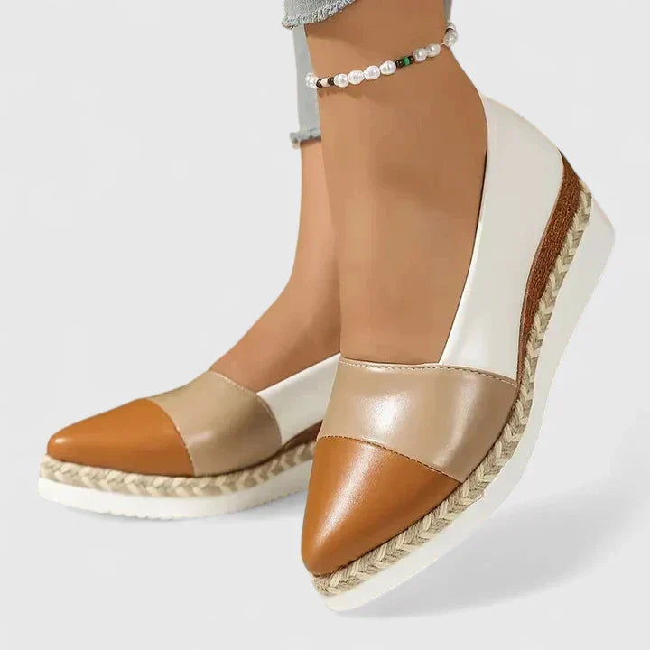 Paire de mocassins orthopédiques Madison crème pour femmes. Chaussures plates confortables et tendances pour le quotidien.