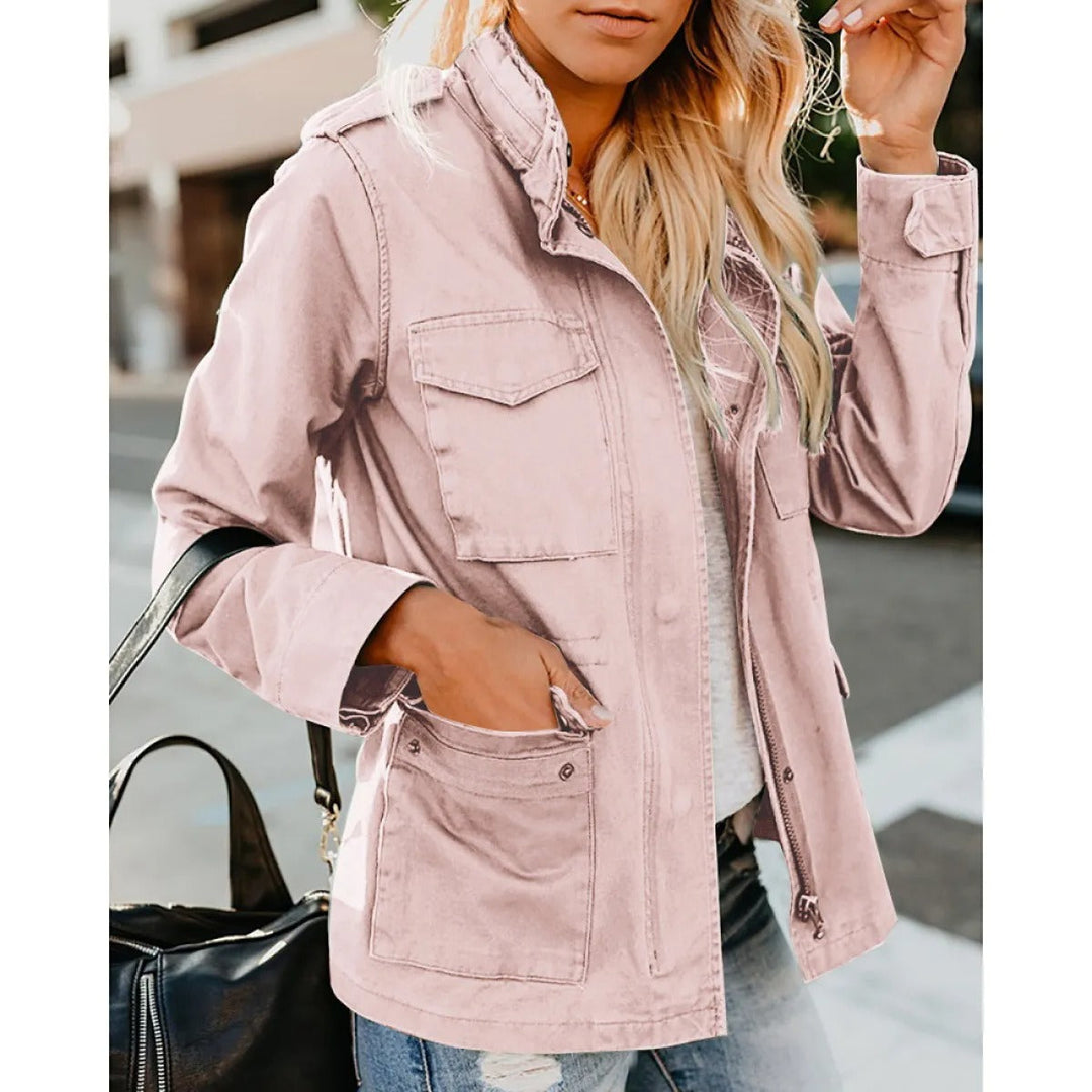 Veste femme style utilitaire décontracté, zippée, coupe ample avec poches. Idéale pour l'automne et le confort.
