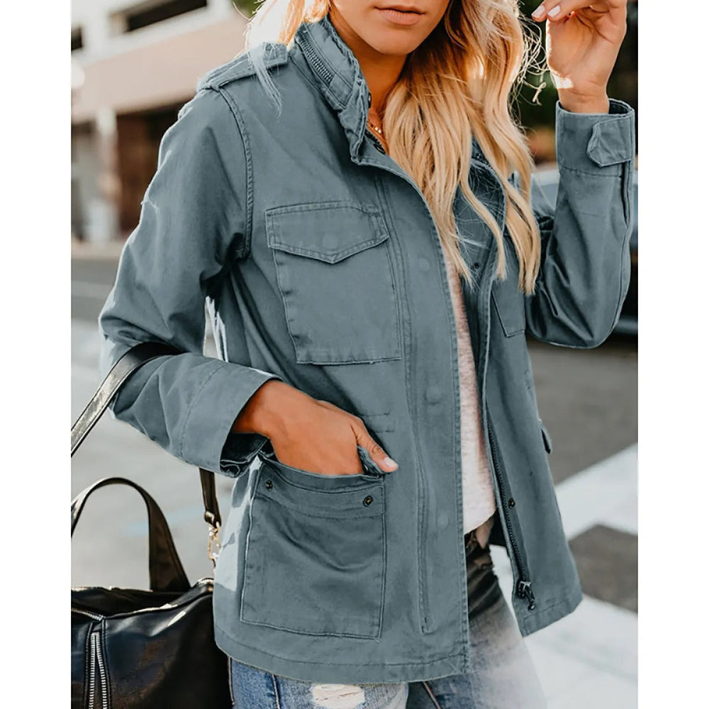 Mode: Veste utilitaire femme zippée et ample avec poches, parfaite pour un look décontracté élégant en automne.