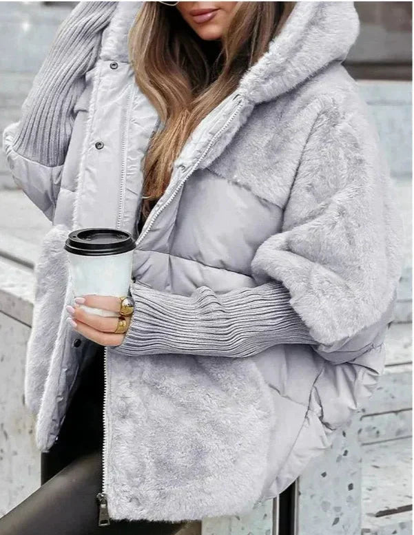 Manteau doudoune femme élégant, oversize et chaud, doté d'une capuche en fausse fourrure douce pour l'hiver.
