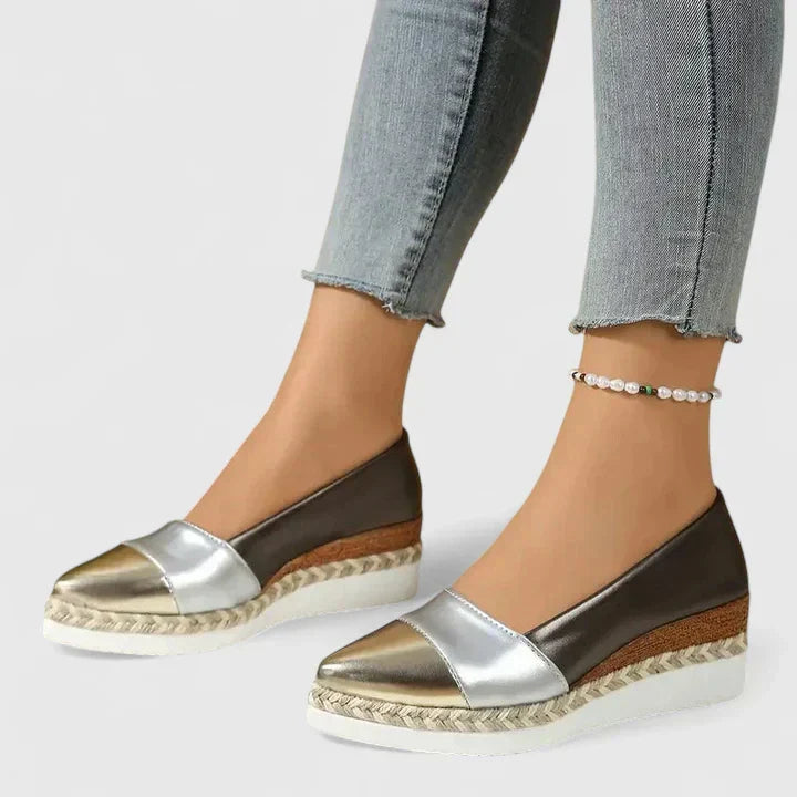 Élégants mocassins Madison pour femmes, disponibles en noir, crème, or foncé. Confortables et tendances pour la ville.