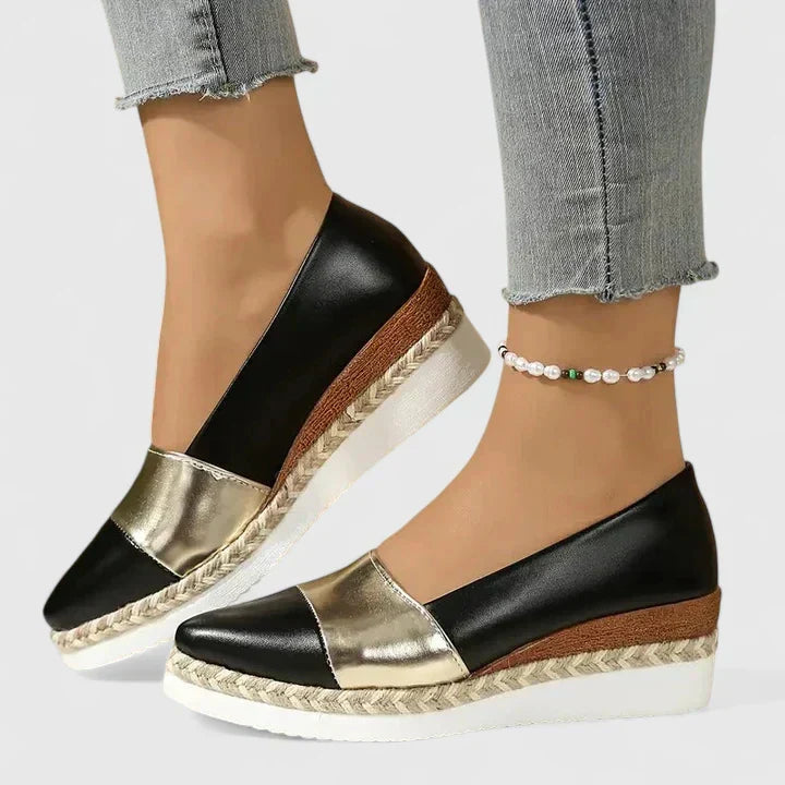 Détail des mocassins Madison orthopédiques pour femmes, texture élégante en noir, garantissant confort et style chic.