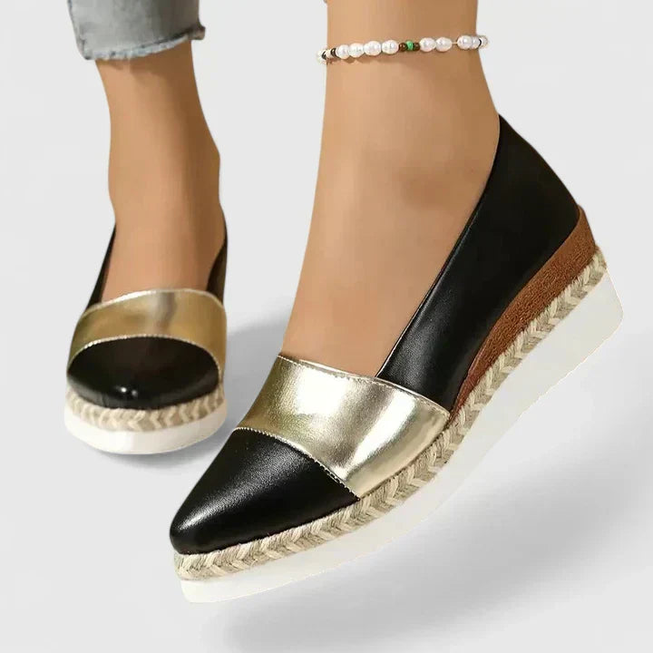 Mocassins plats Madison pour femmes en or foncé, orthopédiques et chics, parfaits pour la tendance et le confort.