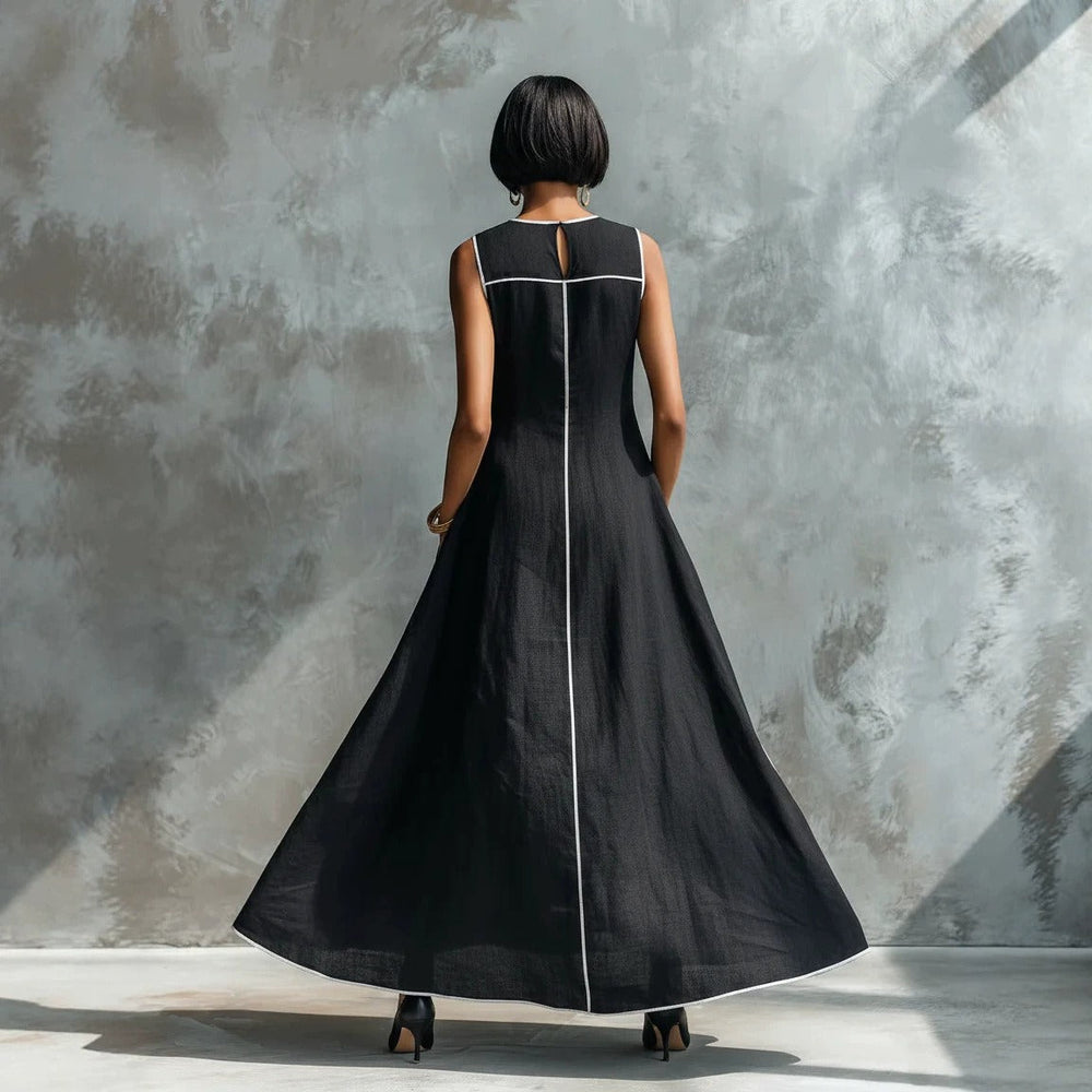 Robe maxi femme minimaliste à col rond, sans manches, parfaite pour un look décontracté chic ou une soirée.