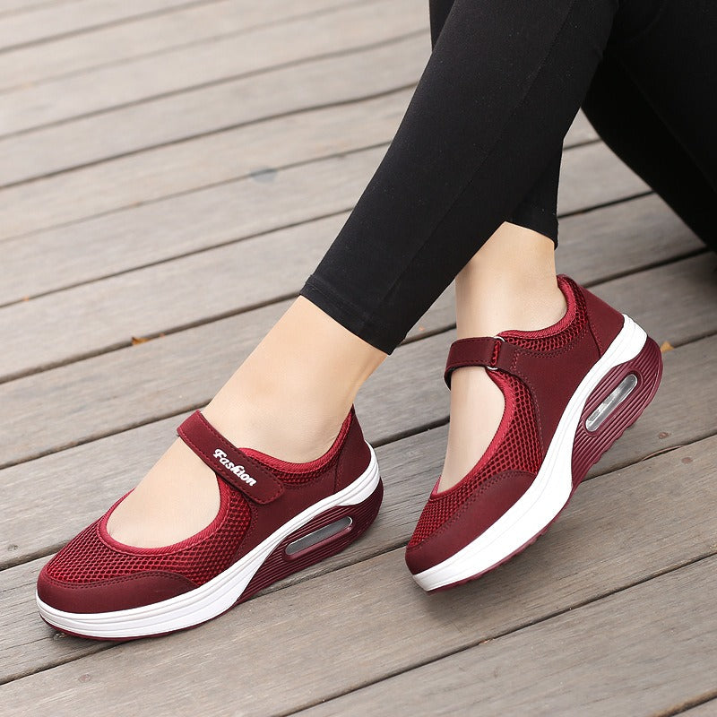 Vue latérale des baskets Mary Jane femme portées, soulignant leur confort, leur légèreté et leur design élégant.