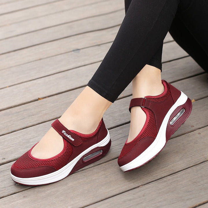 Vue latérale des baskets Mary Jane femme portées, soulignant leur confort, leur légèreté et leur design élégant.