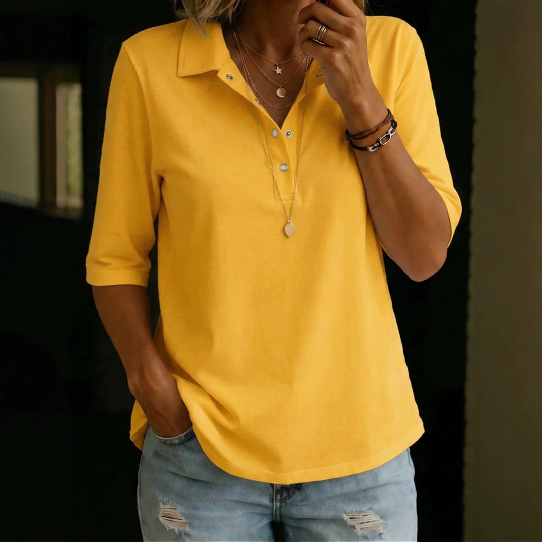 Blouse élégante femme à col revers, manches 3/4 fluides, parfaite pour un style printanier chic.