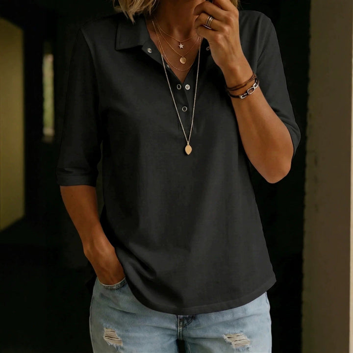 Blouse casual chic femme avec col revers. Un chemisier fluide et polyvalent pour toutes les occasions.