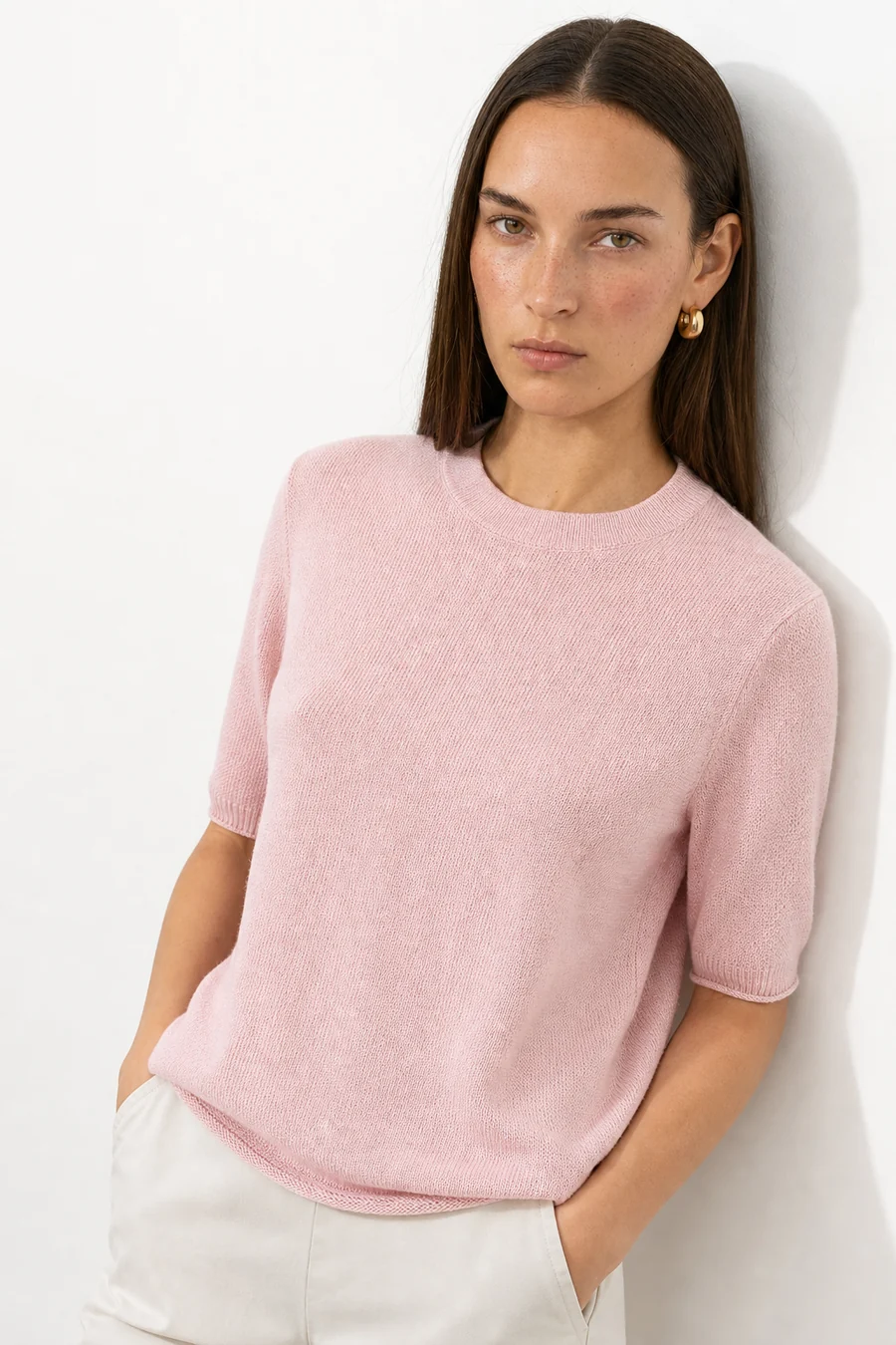 Top femme rose moderne, pull à col rond et manches courtes. Parfait pour un look élégant et polyvalent.