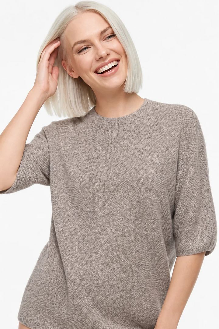 Pull femme élégant à manches courtes, col rond. Top polyvalent pour mode féminine en couleur chameau.