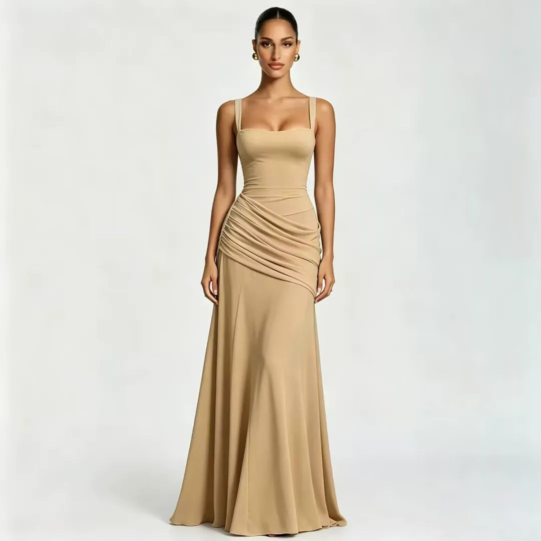Robe maxi femme fluide pour mariage, col carré, fronces subtiles, laçage dos sophistiqué.