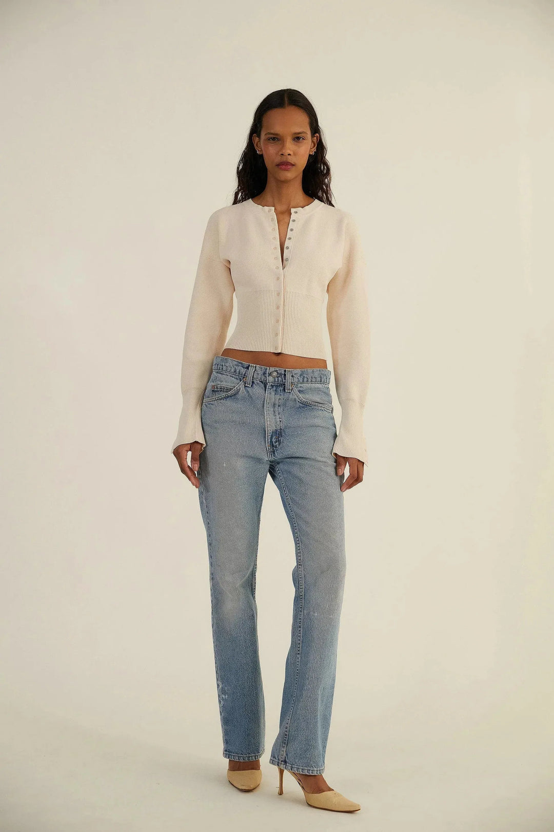 Cardigan femme chic porté, col rond boutonné. Gilet tricot élégant pour une touche quotidienne de mode féminine.