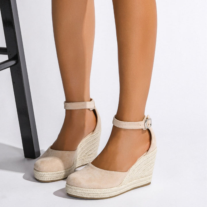 Vue détaillée: Sandale espadrille compensée femme avec bout fermé. Semelle tressée chic.