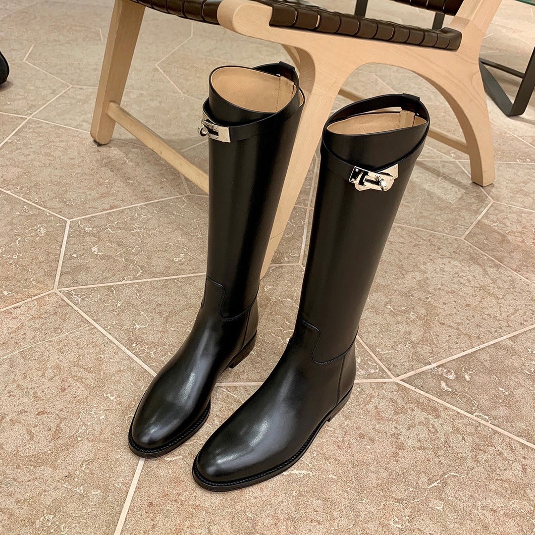 Chaussure femme hiver, botte longue bout rond. Confort et style décontracté élégant pour l'automne et l'hiver.