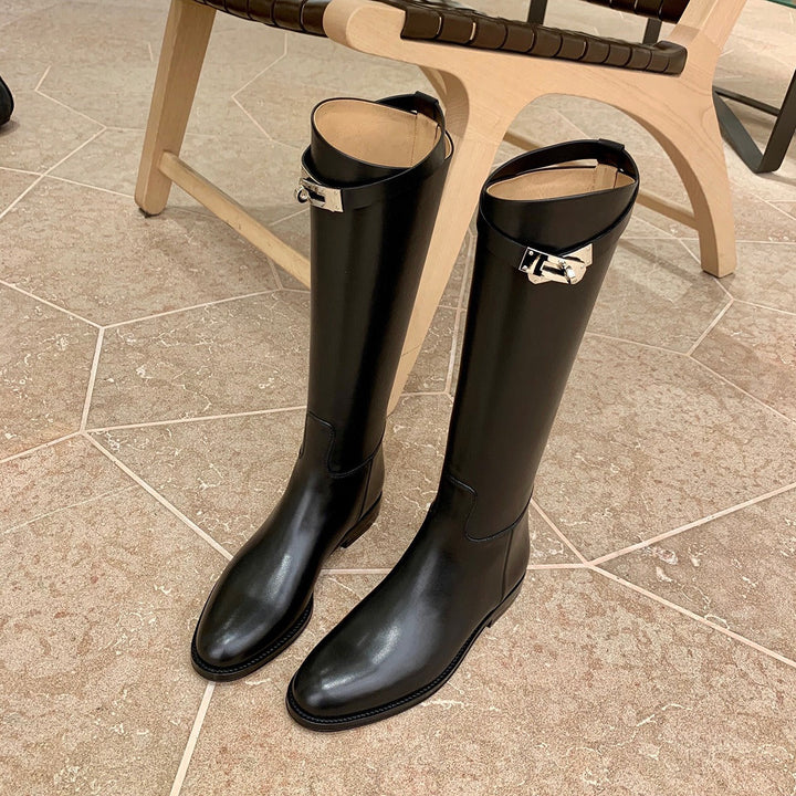 Chaussure femme hiver, botte longue bout rond. Confort et style décontracté élégant pour l'automne et l'hiver.