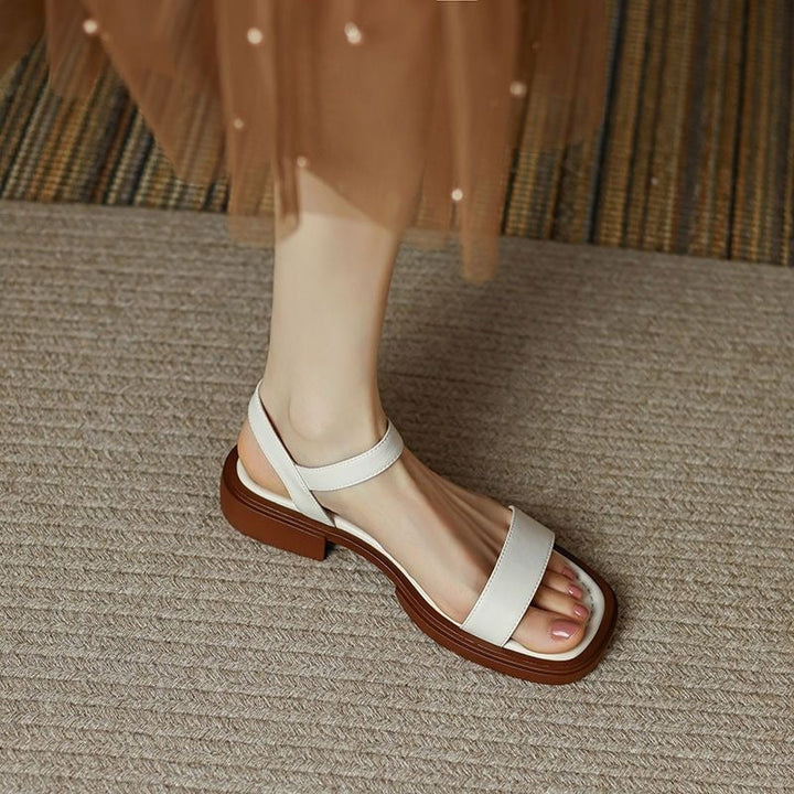 Sandales plateforme rétro femme avec lanières souples. Chaussures d'été confortables et élégantes.
