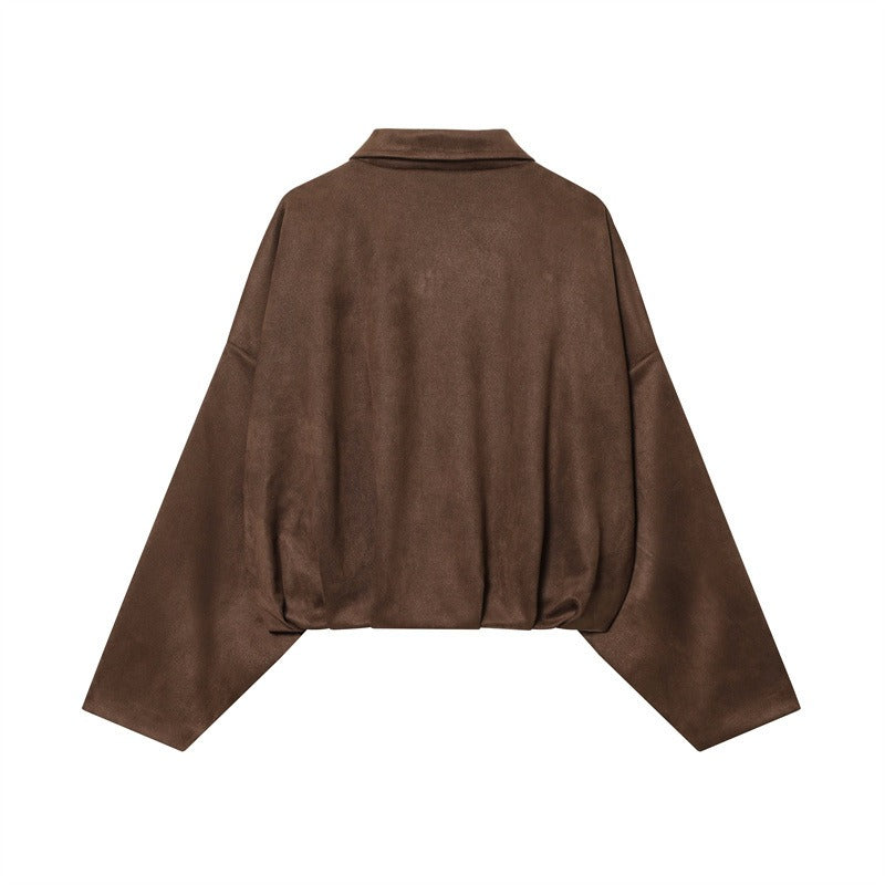 Veste femme décontractée et tendance, blouson moderne marron parfait pour un look chic au printemps ou en automne.