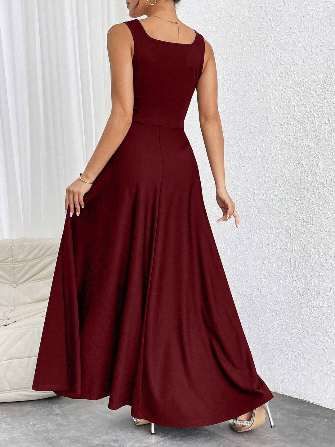 Robe femme élégante à bretelles larges, encolure carrée distinctive. Une maxi robe A-line parfaite pour l'été.